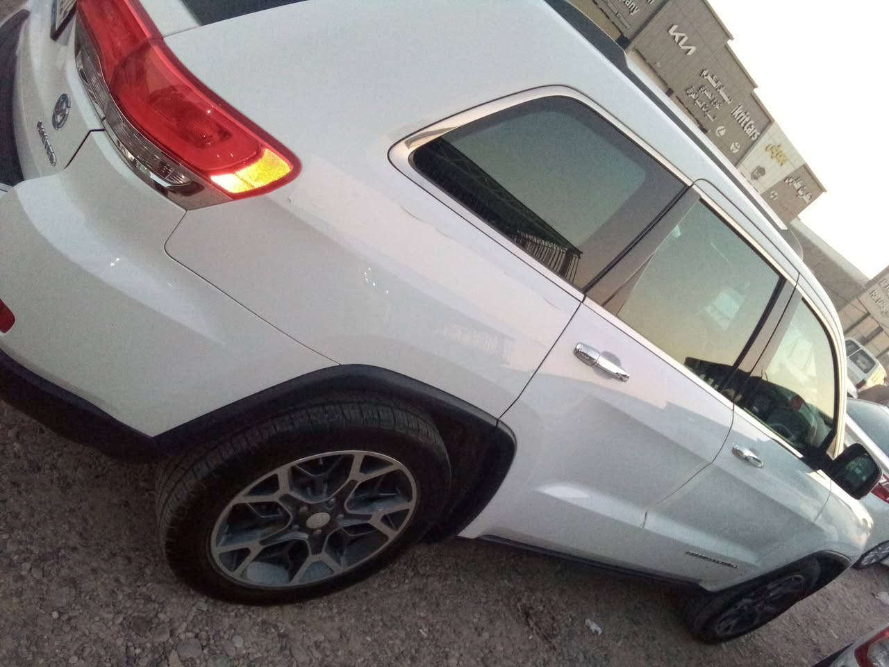 جيب گراند شيروكي V6، 3600 , 4x4

موديل 2014 اربيل شمالي

لمتدد فووول

سيارة مكفولة كفالة عامة ( خليجية ) 

فول مواصفات 1/1 

المواصفات :- 

بانوراما طكتين سلايت.

كشنات كهرباء 

كشنات الامامية كهربائية + تدفئة تبريد 

شاشة 8 انج

كامره خلفيه تحذيريه 

داخل جلد 
داخل بيجي
مري شفط 

مري حراري 

اشارة بالمري 
دبل كزوز
بردات مظلله

حساسات امامية خلفية 

شاشه امامية رئيسيه) 

تشغيل عن بعد ، اطفاء عن بعد 

صندوق كهرباء 

تخم تاير جديد ( دانلوب ) حجم 20 

دخول ذكي 

3 وضعيات للقيادة :-

نضام Sport

نضام Eco

نضام Normal

المصابيح الامامية متفاعلة مع LED نهاري

بخاخ ماء لتنضيف المصابيح الامامية 

نضام خاص للطرق الوعرة 

نضام صعود الجبال 

تدفئة ستيرن

نظام ايكو اقتصادي
وبعد بيها اهواي مواصفات اللمتدد
وضع الفرامل الخلفية الالكترونية ( توقف ذاتي عند الرجوع ) 

جنطة اسعافات اولية (  ) مكاني صلاح الدين.. تكريت. 

للاستفسار الاتصال علئ***********)…..
