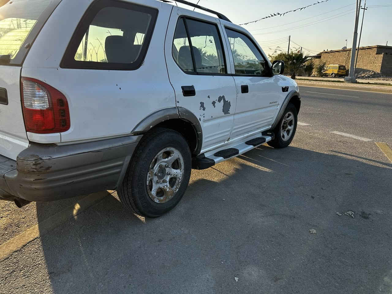 السلام عليكم سيارة ازوزو روديو موديل2001كير ومحرك بطة 2500فيشة ومجول تخم تاير جديد شاشة وكلوب زنون السيارة حلوة ومال بيت راعيه كردي السنويه ضايعة ومنتهيه ابيع كلك مكاني البصرة  رقمي***********السعر 35
