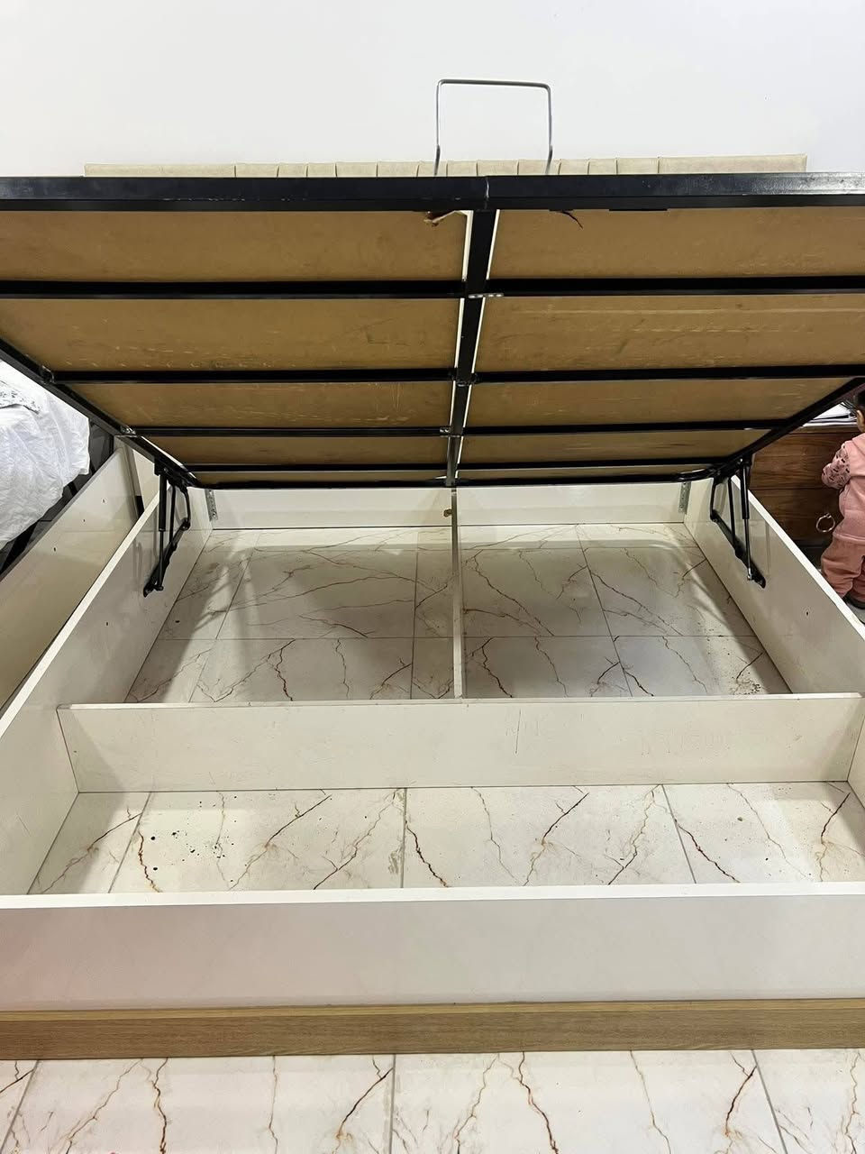 ً �

🛏️ المواصفات:

 • تصميم عصري وأنيق يناسب جميع غرف النوم
 • لون هادئ (بيج + أبيض) يعطي فخامة وراحة
 • ظهر مبطن بقماش ناعم ومريح
 • هيكل قوي ومتين (حديد + خشب)
 • حجم دبل مناسب لشخصين
 • نظيف جداً وخالي من العيوب

📦 يحتوي على مخزن (Storage):

 • مساحة خزن كبيرة تحت السرير
 • نظام فتح سهل وعملي
 • مثالي لحفظ البطانيات، الملابس أو الأغراض

✨ المميزات:

 • عملي ويوفر مساحة بالغرفة
 • شكل فخم ومرتب
 • جاهز للاستخدام
 • استخدام خفيف جداً

💰 السعر:خاص


**إذا كنت صاحب هذا الإعلان وتريد حذفه لأي سبب، رجاءا أرسل رسالة إلى الدعم الفني**