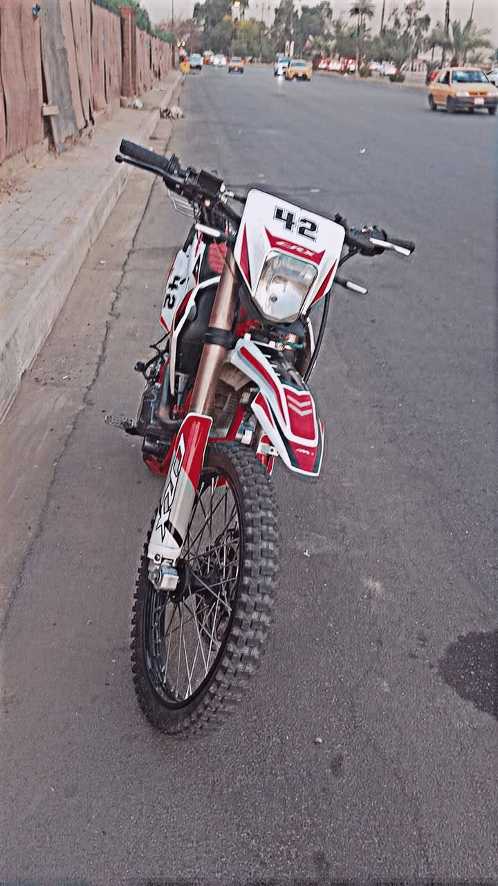 السلام عليكم دراجه قفاز CR-X موديل2025 للبيع دراجه محرك 300cc دراجه خير من الله مابيه كلشي استخدام شخصي مكاني بغداد المشتل الدراجه صالنصه  بلادي رياضي دراجه كلش نضيفه سعره 1350 ***********
