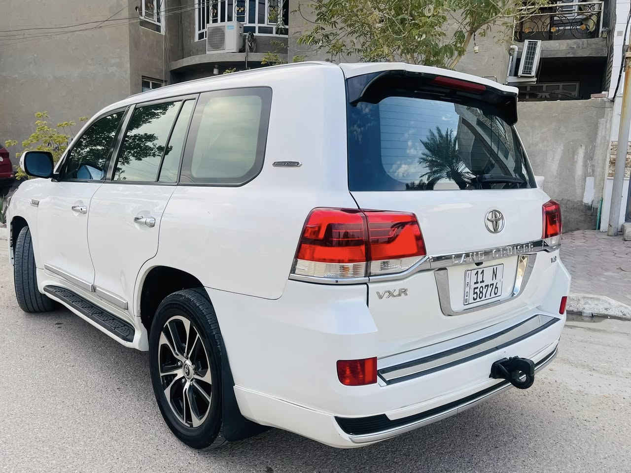 السلام عليكم 
—————————
لاندكروز 2009 محدثة بالكامل 2021 
                                                                               V8 
فول مواصفات لكزز اعلى مواصفات 
رقم بغداد بسمي وهزه وسنوية قبل أسبوع سويتهن 
————————————————————
سياره نظيفة جدا وعلى ايدي مكينه كير صدر مكفولات وتراية جديد و نصبته احلى من صور 
مكفولة من الحادث والصبغ عدا قطع التحديث حتى بارد مابية ماشية 180 كم 
—————————————————————————
مكانه :- بغداد 
السعر :- 288 
***********
