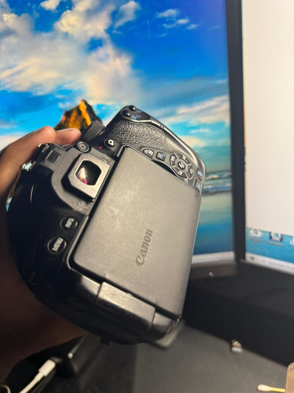 السلام عليكم 
كانون d700 
مع عدسة 18-55 
شاشة قلاب + لمس
مع شاحنة +بطارية 
الكامرة نظيفة وشغالة ما بيها كل نقص 
مثل ما موضحة بالصور 
مستعجل ؏ بيعتها 
السعر :275 الف وبيها مجال
العنوان:بغداد / بوب الشام
الرقم:***********
