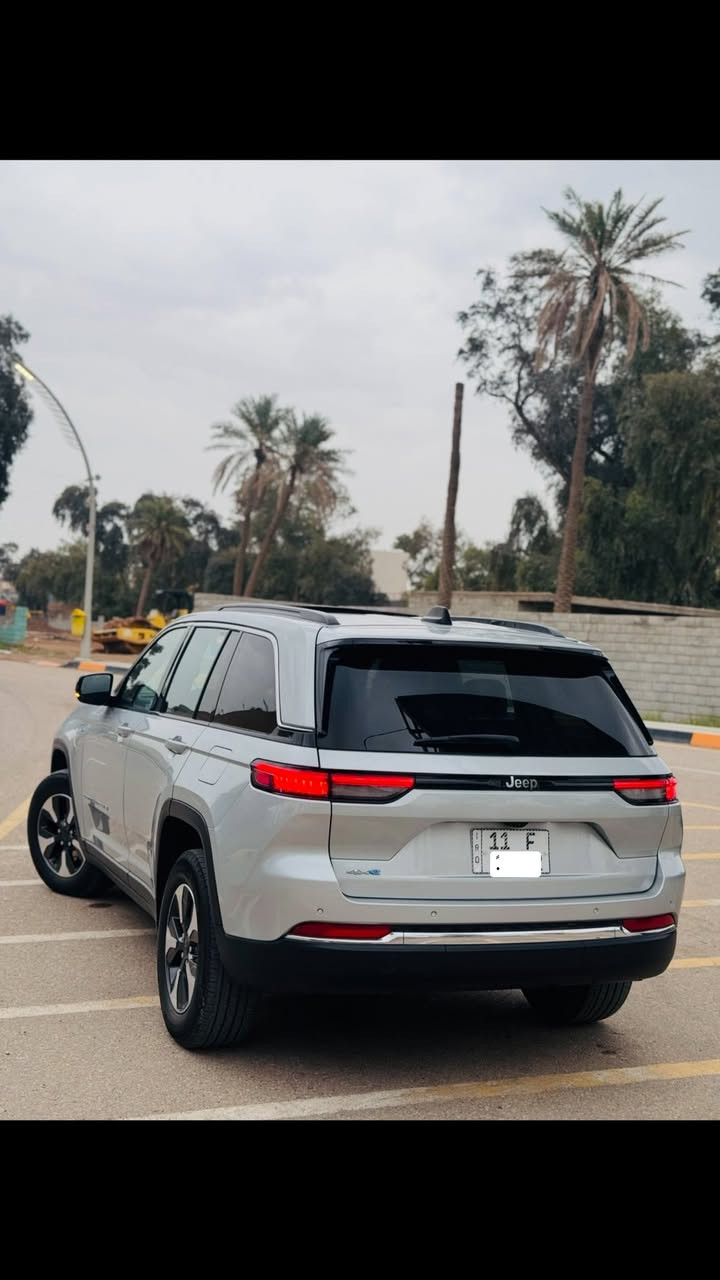 Jeep (4xe ) 2024🔥♥️
المحُرك : 2000 تيربو +هايبرد + كهرباء 
العداد 50 الف مايل 
مقاعد : 5 راكب 
رقم : بغداد الرقم ألجديد
لون : رصاصي

🟪ســعــر👾 ::  الــرد تلقائي 📩 

فول موصفات اعلى شيء 1/1 
دفع رباعي 4x4
  قيادة ذاتية عند المنعطفات.
  رادار امامي مع مانع تصادم .
  .
  تحذير الخروج عن المسار .
  مستشعر نوم السائق مع نظام التوقف الآلي
  تحذير النقطة عمياء ٥ .
  نظام تحذير عند التقاطعات.
  نظام تحذير عند تجاوز السرعة المحددة.
  نظام تقليل الضجيح داخل المقصورة.
  إنارة محيطية.
  شاحن موبايل وايرلس.
  تعديل وضعيات مقود السائق كهربائيا.
  مرايا تعتيم ذاتي.
  المرايا الجانبية قابلة للطي كهربائيا
مرايا الجانبية فاد
ظام الصوت من ماكنتوش مع 19 سماعة.
ويل قياس ٢٠ انج .
* سقف بانوراما .
  شاشه كبيرة 10.1 انج .
  شاشة للراكب الأمامي .
  نظام الخرائط (GPS) .
  عرض خرائط الطريق على لوحة القيادة.
  لوحة القيادة بقياس 12 أنج.
  4 كاميرات خارجية مع بخاخات ماء للتنظيف.
  المصابيح الأمامية زنون .
  كشافات الضباب زنون .
  دخول ذكي.
  بصمة على 5 ابواب للدخول الذكي.
  تشغيل عن بعد .
  الصندوق الخلفيي كهربائي .
  فتح الصندوق الخلفي مع حركة القدم.
أقل
  اضافات من الخشب الطبيعي للمقصورة الداخلية.
  ذاكرة لحفظ وضعيات الجلوس للمقاعد الأمامية
  مساج للمقاعد الامامية .
  المقاعد الأمامية كهربائية .
  المقاعد الأمامية تبريد وتدفئة .
  المقاعد الخلفية تدفئة وتبريد .
  انارة داخلية LED متعددة الالوان .
  حساسات امامية وخلفية .
  5 راكب .
  مكيف خلفي مع وحدة تحكم منفصلة .
  تدفئة مقود القيادة.
  مانع تصادم خلفي .
  بلوتوث وكاربلاي  .
  محدد سرعة .
  نظام التشغيل والاطفاء الاوتوماتيكي 
  تدفئة مقود القيادة.
  مانع تصادم خلفي .
  بلوتوث تلفون .
  محدد سرعة .
  نظام التشغيل والاطفاء الاوتوماتيكي .
  نظام بريك اوتماتيكي
وبعد هواي مواصفات ما مذكورة . 
السيارة كلين تايتل داخلة بيها كلير بالجاملغ الامامي ع گد شبر 
للتواصل 
***********
