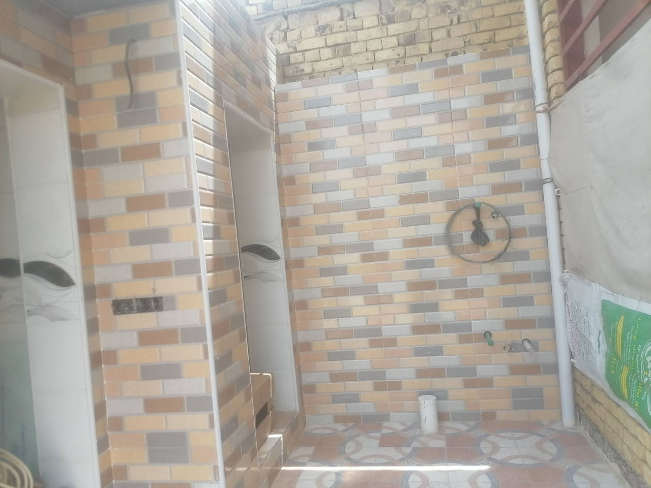 بيت للبيع في حي الحسين الاول ناحيه السنية قرب المدارس الصينية مطلوب إسكان 45 مساحه 300 يحتوي على ثلاث غرف ومطبخ واستقبال علئ شارع 20 الاتصال على الرقم ***********
