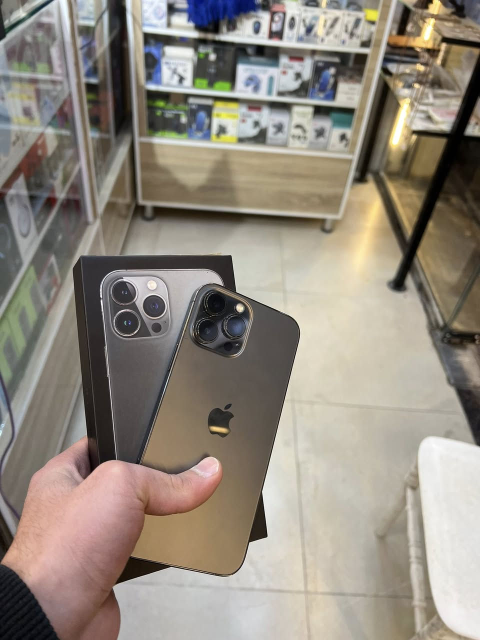 13 بروماكس 
نظافه ١٠٠%
ذاكره ٢٥٦
بطاريه ٩١
ملحقات كارتونته فقط
جهاز معنه الكلمه نظيف وتر بروف لامبدل ولا مصلح شرط 
للاستفسار خاص او اتصل ***********
