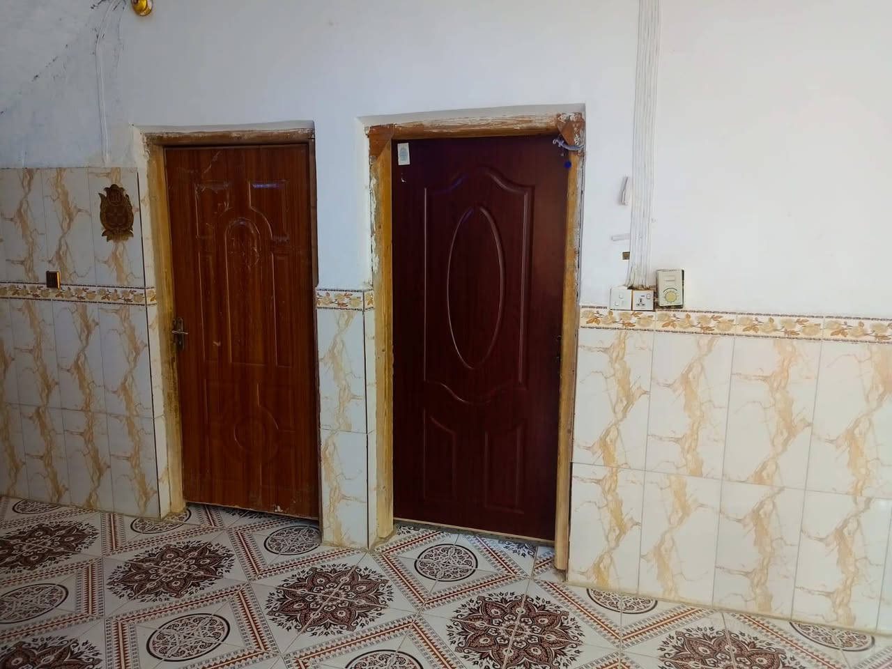 بيت البيع كوت حي الحكيم شارع سكله الوادي
مساحه 220 غرفتين وصاله ومطبخ حار بارد ستقبال صحيات داخليه خارجيه مرقم من قسم البلديه سعر 35بي مجال
ستفسار ***********
