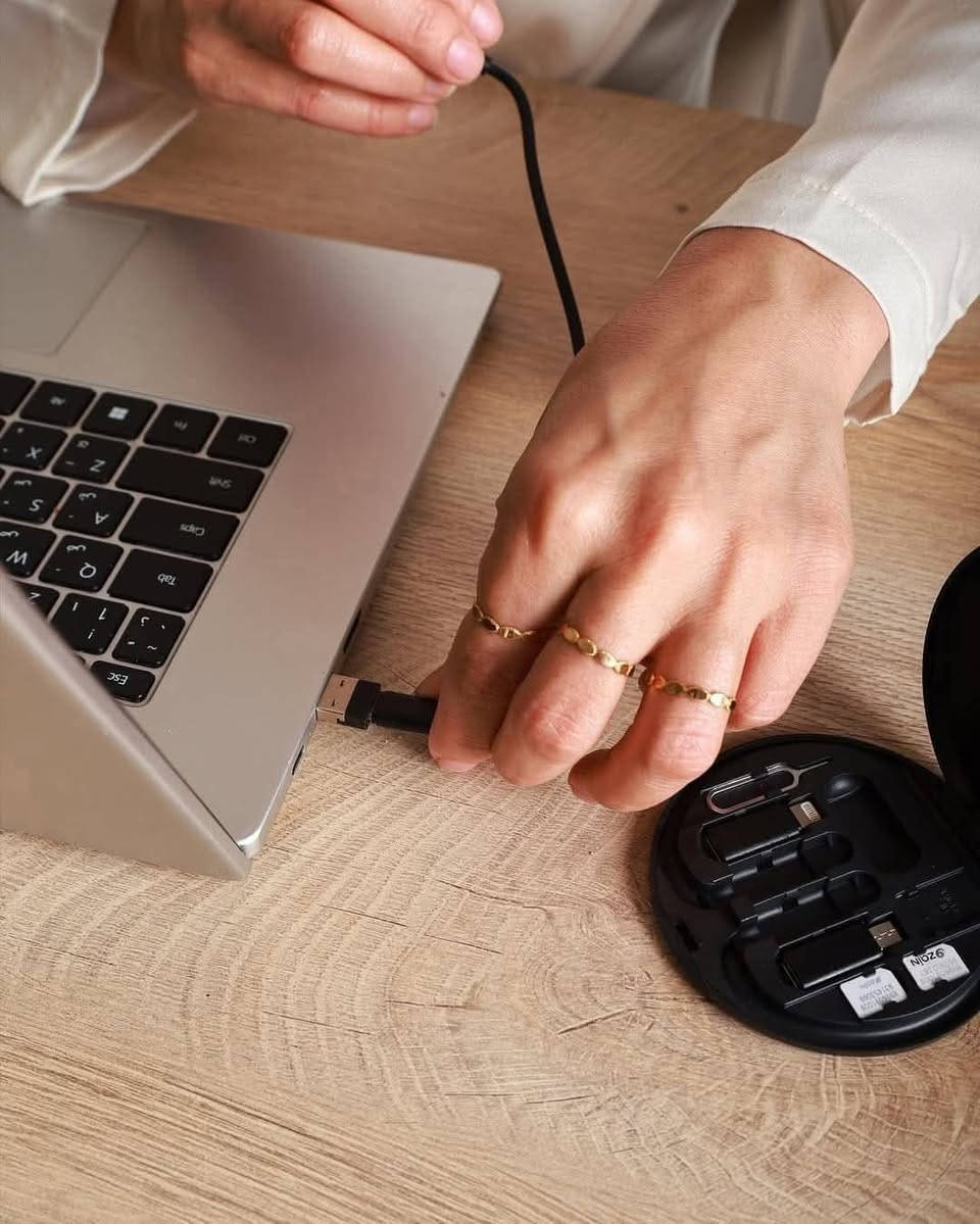 ‏السلام عليكم و رحمة الله 👋🏼
‏
‏طقم كوابل متعدد الوضائف 🧰
‏
‏يأتي في علبة صغيرة ومستديرة مما يجعله سهل الحمل والتخزين ومناسبًا للسفر والاستخدام اليومي🛠️
‏
‏يحتوي على كابل شحن قصير من نوع USB-C، وهو القاعدة الأساسية لتوصيل المحولات 🔗
‏
‏يتضمن عدة محولات صغيرة تسمح بتحويل الكابل الأساسي ليتوافق مع منافذ شحن مختلفة مثل :
‏
‏من USB-C إلى Lightning: لشحن أجهزة آبل (آيفون، آيباد)📱
‏
‏من USB-C إلى Micro USB: لشحن الأجهزة القديمة التي تستخدم منفذ مايكرو USB 🖨️
‏
‏من USB-C إلى USB-A: لتحويل منفذ USB-C إلى منفذ USB-A التقليدي للاتصال بأجهزة الكمبيوتر أو الشواحن التي تحتوي على هذا المنفذ 🖥️
‏
‏يتضمن أداة اخراج شريحة SIM من الهواتف الذكية🧷
‏
‏يهدف هذا المنتج على تقديم شحن شامل في حزمة واحدة مما يقلل من الحاجة لحمل كابلات ومحولات متعددة بشكل منفصل🎒

‏📌للحجز و الاسفسار الرجاء مراسلتنا على بريد الصفحة📮
‏📌يوجد توصيل لكل المدن بأذن الله 🚢


**إذا كنت صاحب هذا الإعلان وتريد حذفه لأي سبب، رجاءا أرسل رسالة إلى الدعم الفني**