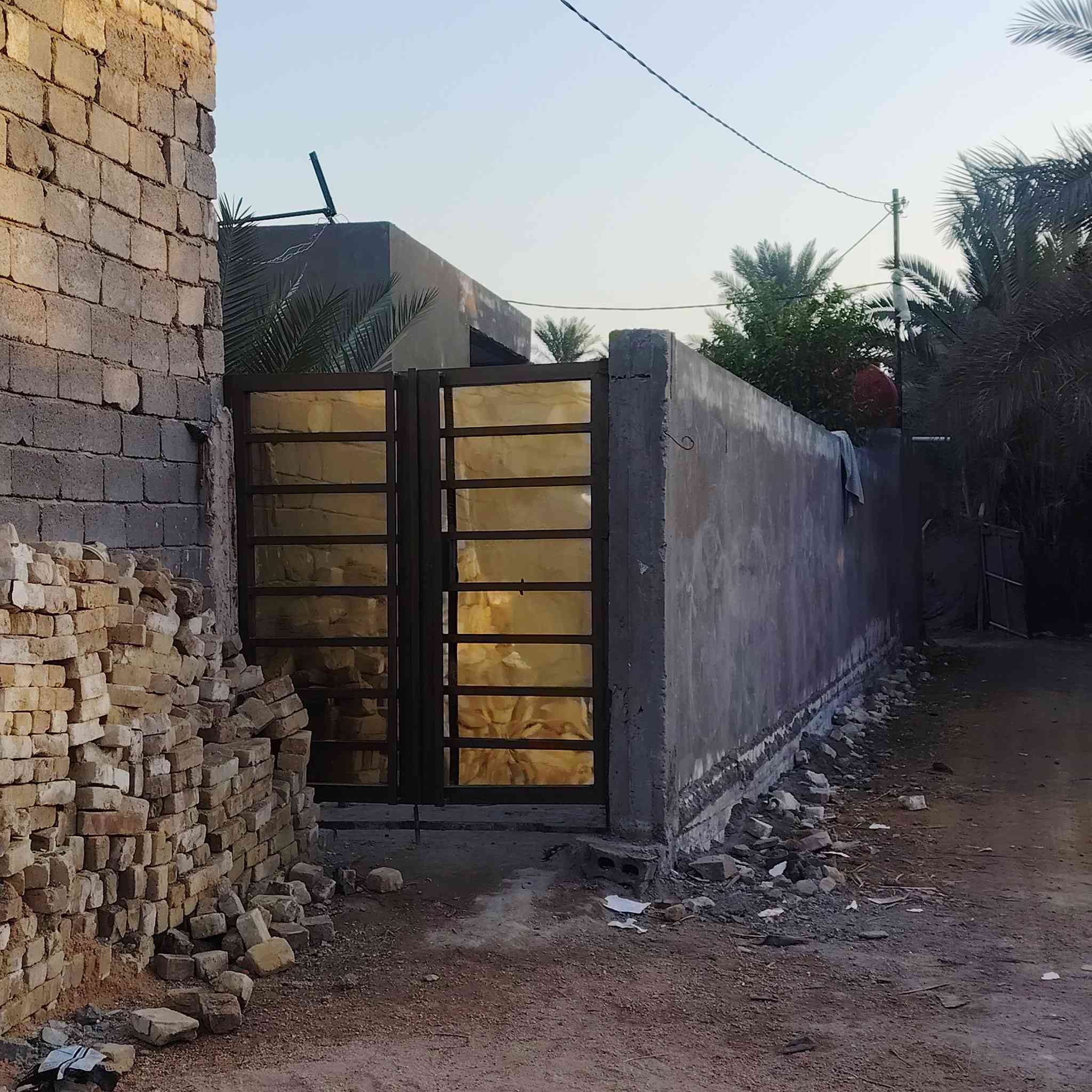 سلام عليكم  أخوان(بيتين) للبيع أول واحد يحتوي على غرفتين+صاله+مطبخ+مجمع صحيات خارجي المساحه150متر والثاني. يحتوي على غرفتين +صاله+مطبخ+أستقبال والارضيه بورسلاين البيوت كاملات بيهن ترتيب بسيط  الي حاب يتواصل خاص او على الرقم المذكور***********🤍
