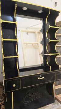 احبتي ( ميز جديد نضافه ١٠٠% ما صارلي شهر من مشتري و كراسي حلاقه نضيفات...