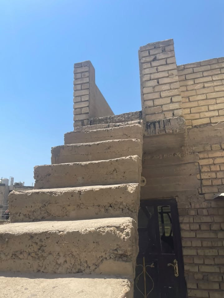 السلام عليكم بيت ٧٥ مترالبيع  غرفتين نوم  طابق ونص صطحين بي بناء قديم يصلح السكن ديوان المخابرات يجاره ٤٠٠ امرمم جديد ارضيه سيراميك وصبغ الستفسار وات ساب ***********
