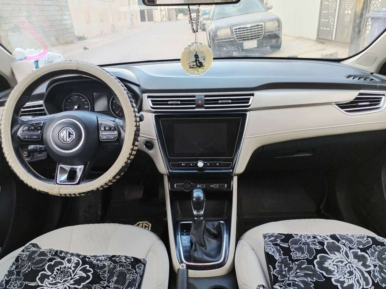 ئیمجی5مواسەفات کۆمفۆرت2023نیو دۆسەی بۆیاخە پەڵەیەکی بچوک کارتی هەیە مواسەفات بەسمە سوکان ڤۆلیۆم تایەی لۆکی لەژیرایە دوو بەسمەی شەریکەی لەگەڵە گاعی هەڵنەپچراوە سەنەوی تازەیە تا2028 سعری98گەڵا شوین دەربەندیخان ***********    ***********
