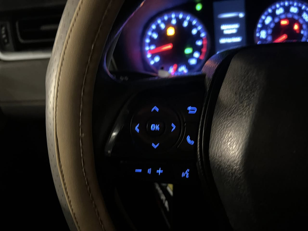 سلام عليكم تويوتا رافور 2020 مكينه V4 2.500تنفس طبيعي تخم تاير جديد السياره نضيفه رقم بغداد الجديد ثلاث انضمه قياده SPORT ECO NORML اشاير بل مري بصمه ابواب شاشه ابل كاربلاي السياره دفع رباعي AWD  XLE الايتات الأماميه LED ابيض عالي ناصي السياره حادثه بجم امامي اما الباقي مكفول كفاله عامه السعر 195ورقه وبيه مجال للاستفسار 
الرقم ***********
