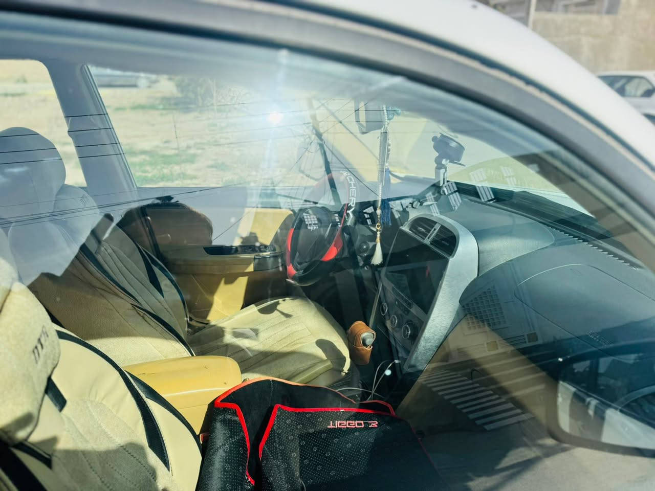 السلام عليكم تيكو موديل 12 شكل 13 مكفولة من الضربه والصبغ العام بيهه بس رشات صبغ تجميل خفيفه أثر تلگيط خياسات بسيطه مكينه وكير محور كورلا نحله مكان السياره بالشطره والسعر 65 وبيهه مجال شويه تلفون *********** او *********** السياره بسمي سنويه مجدده لحد 30
