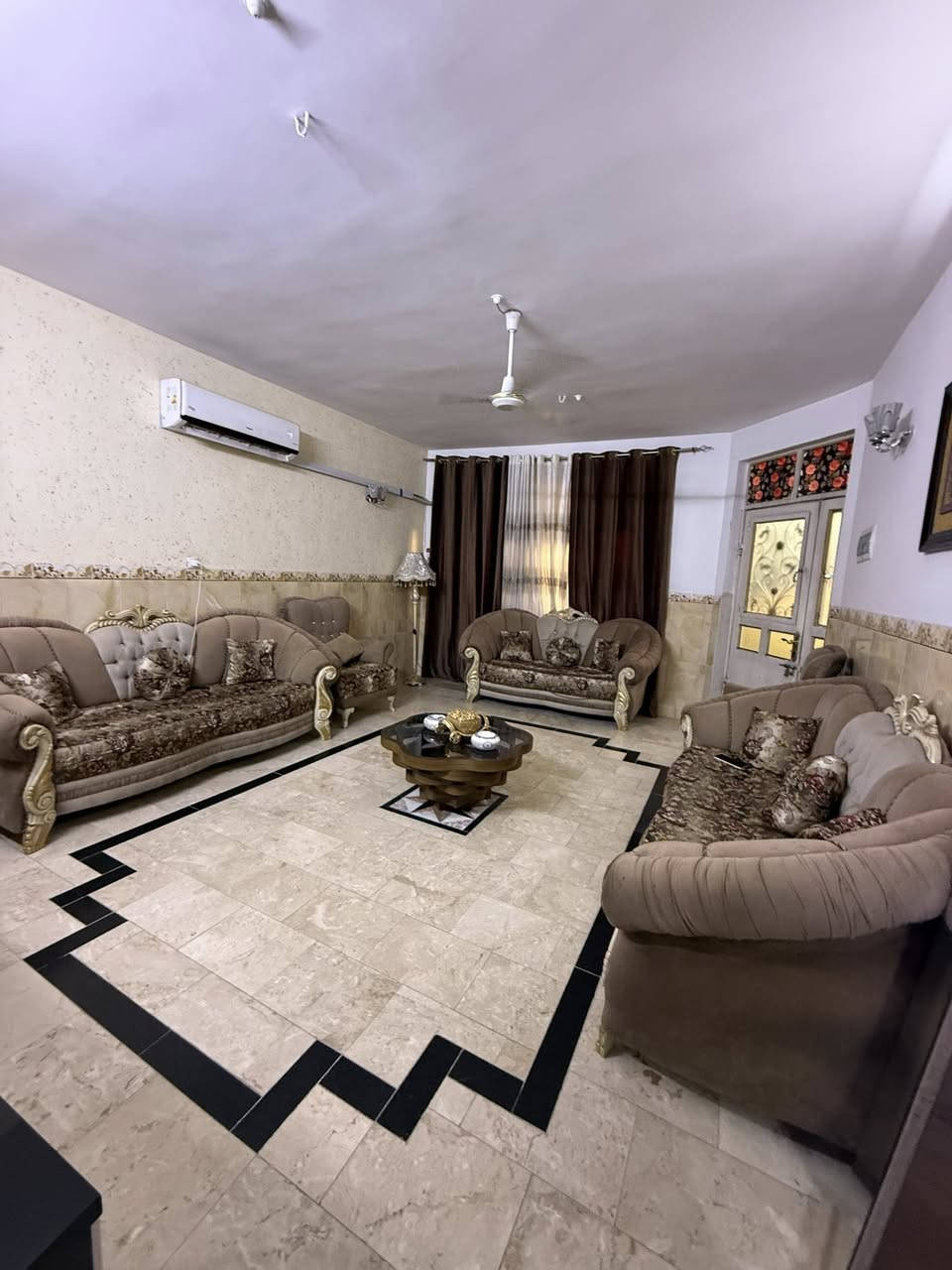 منزل للبيع في الدوره حي الحسن مساحه ٢٠٠ واجهه ١٠ نزال٢٠ الطابق الاول غرفه مطبخ استفبال حولي مناور ٢صحيات كراج وحديقه الثاني ثلاثه غرف حولي صحيات للاستفسار***********
