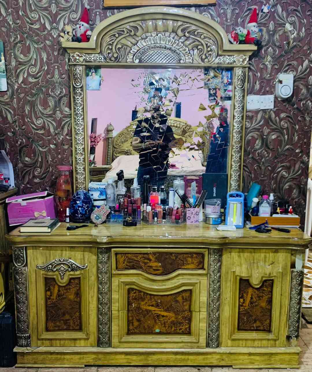 غرفة نوم ماليزي ٧ قطع للبيع سعر ٢٩٠ الف
وبي مجال بسيط -بغداد 
***********
