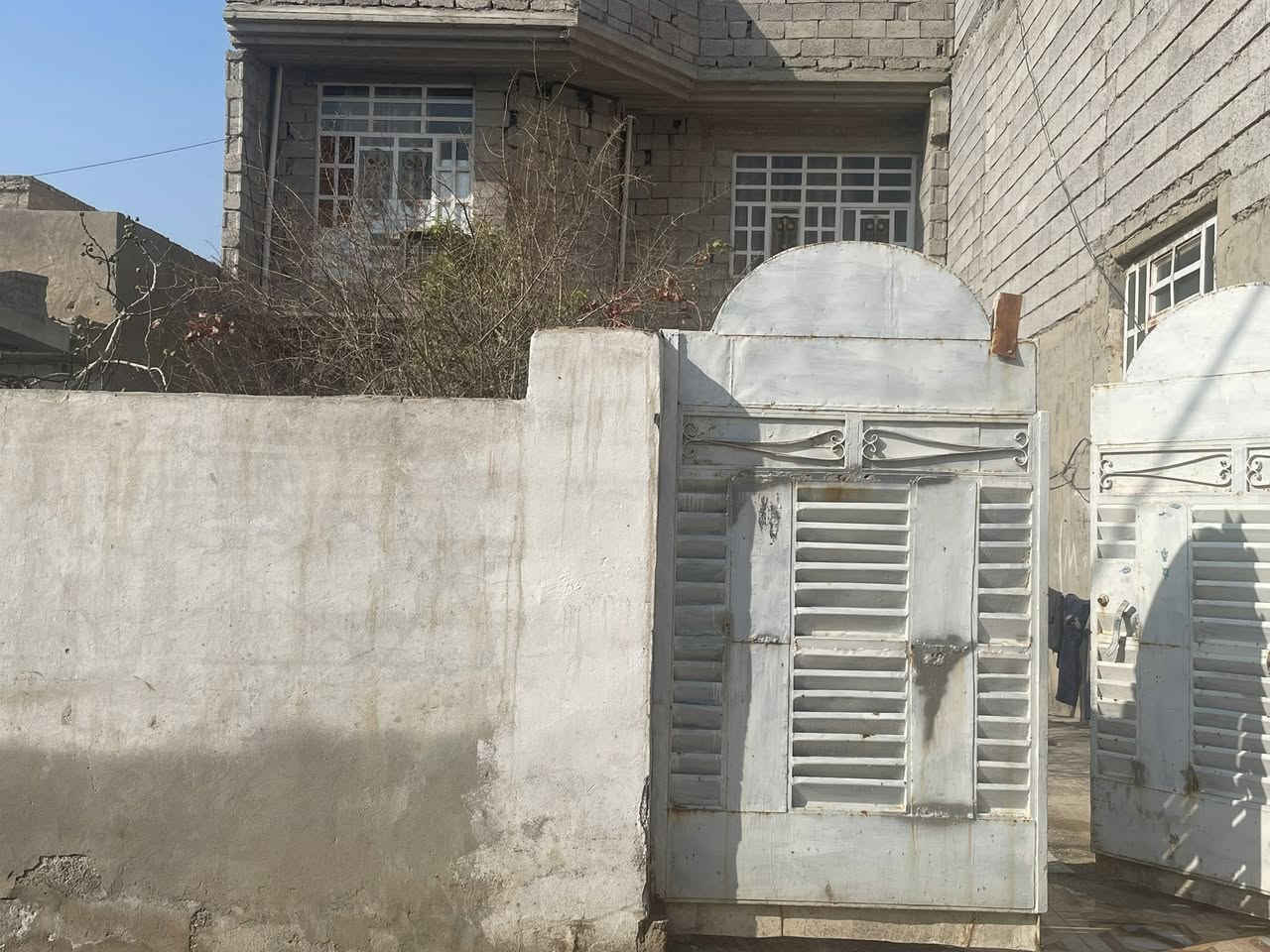 السلام عليكم اخواني البيت للبيع المكان  ديالى بعقوبة كاطون الرازي قرب محلات شعلان  مساحة البيت198متر طابو صرف رقم للستفسار ***********
