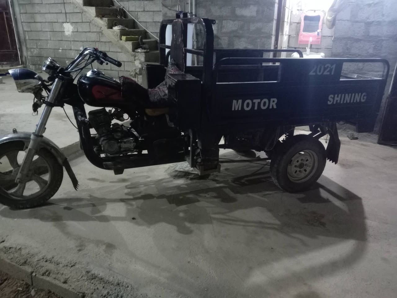 سلام عليكم ستوته للبيع موديل 21منفيس وبليته كهربائيات كلها شغاله فحل عالي بس بيها انمره اثاني وثالث يفلتن اسعر مليون و600وبيها مجال ***********
