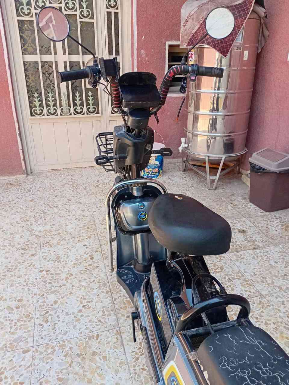 سلام عليكم عندي دراجة شحن  نضيفة وجديدة مستعملة قليل
للببيع  سعر 600  للاستفسار ***********
