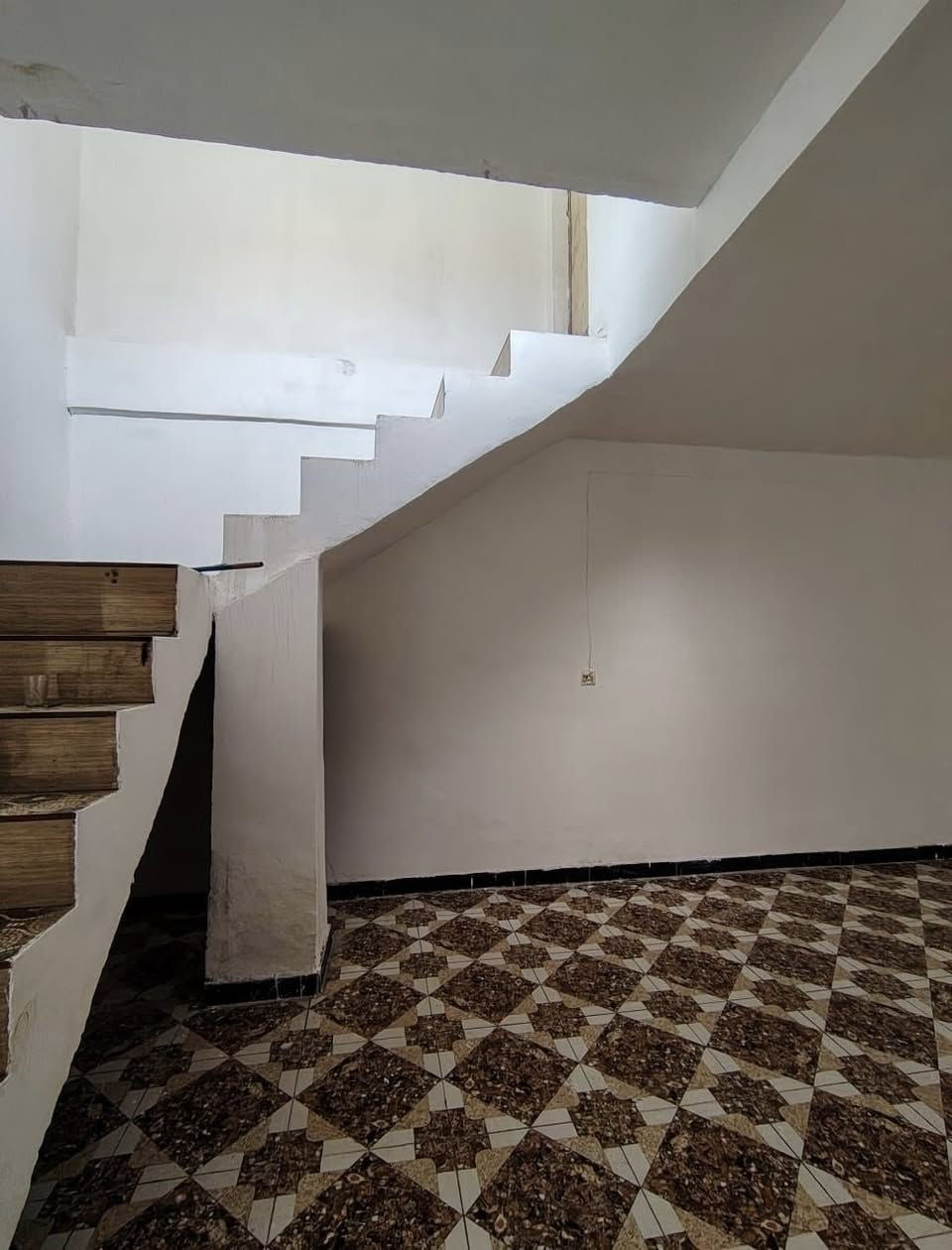 #اعلان

🏠دارللبيع ..... 

⭕العنوان:التقيه الثالثه مقابيل ساحه التوديع قرب الملعب الخماسي ..... 

⭕موقع مميز _

____

🌿زراعي سند25

🌿 معامله التطويب كامله 

🌿طابق واحد

♦️المساحة :200م

----------------

تفاصيل الدار 🏠

🌿غرف نوم عدد2💯

🌿صالة 

🌿مطبخ 

🌿استقبال 

🌿مجمع صحي 

    

 #للاستفسار الاتصال 

***********
