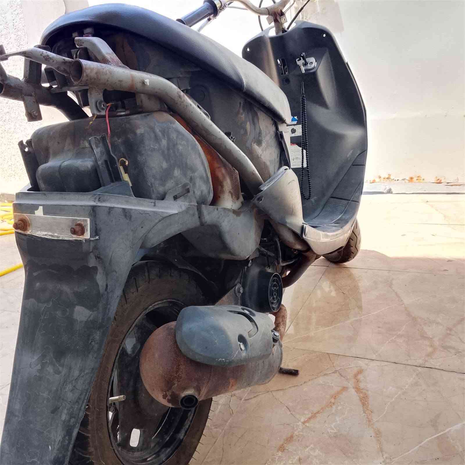 سلام عليكم دراجه للبيع ساسوكي رياضي لا مجفته ولا كايمه كفراته بلاديه مالتها لون اسود كلوبات موجوده بس شوته فالته العنوان العماره حي العسكري رقم ***********
