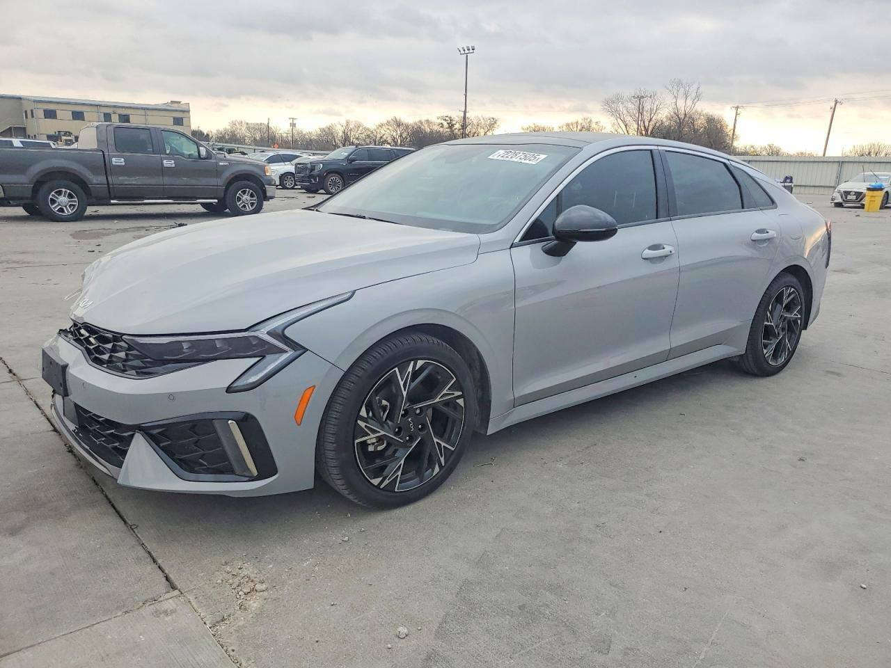 كيا K5 GT-Line 2025

* المحرك: 2500 سي سي
* الممشى: 10 آلاف ميل
* اللون: إسمنتي 
* الفئة: GT-Line فل مواصفات
* الحالة: حادث أمامي جهة اليمين فقط
* باقي السيارة بحالة جيدة ومكفولة

المواصفات

✅ فتحة سقف بانوراما
✅ تشغيل بصمة (Smart Key)
✅ دخول ذكي بدون مفتاح
✅ مقاعد جلد
✅ تبريد وتسخين للمقاعد الأمامية
✅ مقعد السائق كهربائي
✅ شاشة عدادات ديجيتال كاملة
✅ شاشة وسطية كبيرة متصلة مع العدادات
✅ Apple CarPlay و Android Auto
✅ شاحن لاسلكي
✅ تكييف أوتوماتيك لمس
✅ 3 وضعيات قيادة (Eco - Normal - Sport)
✅ كاميرا خلفية
✅ حساسات أمامية وخلفية
✅ نظام النقطة العمياء
✅ المحافظة على المسار
✅ رادار أمامي ومثبت سرعة ذكي
✅ فرملة طوارئ أوتوماتيكية
✅ جنوط رياضية GT-Line اي ستفسارخاص او تصال *********** وتساب سياره بعدها ٧ توصل عقبه اي استفسار رقم تلفونه موجود بواتساب او على الخاص السعر السياره 145 قفل
