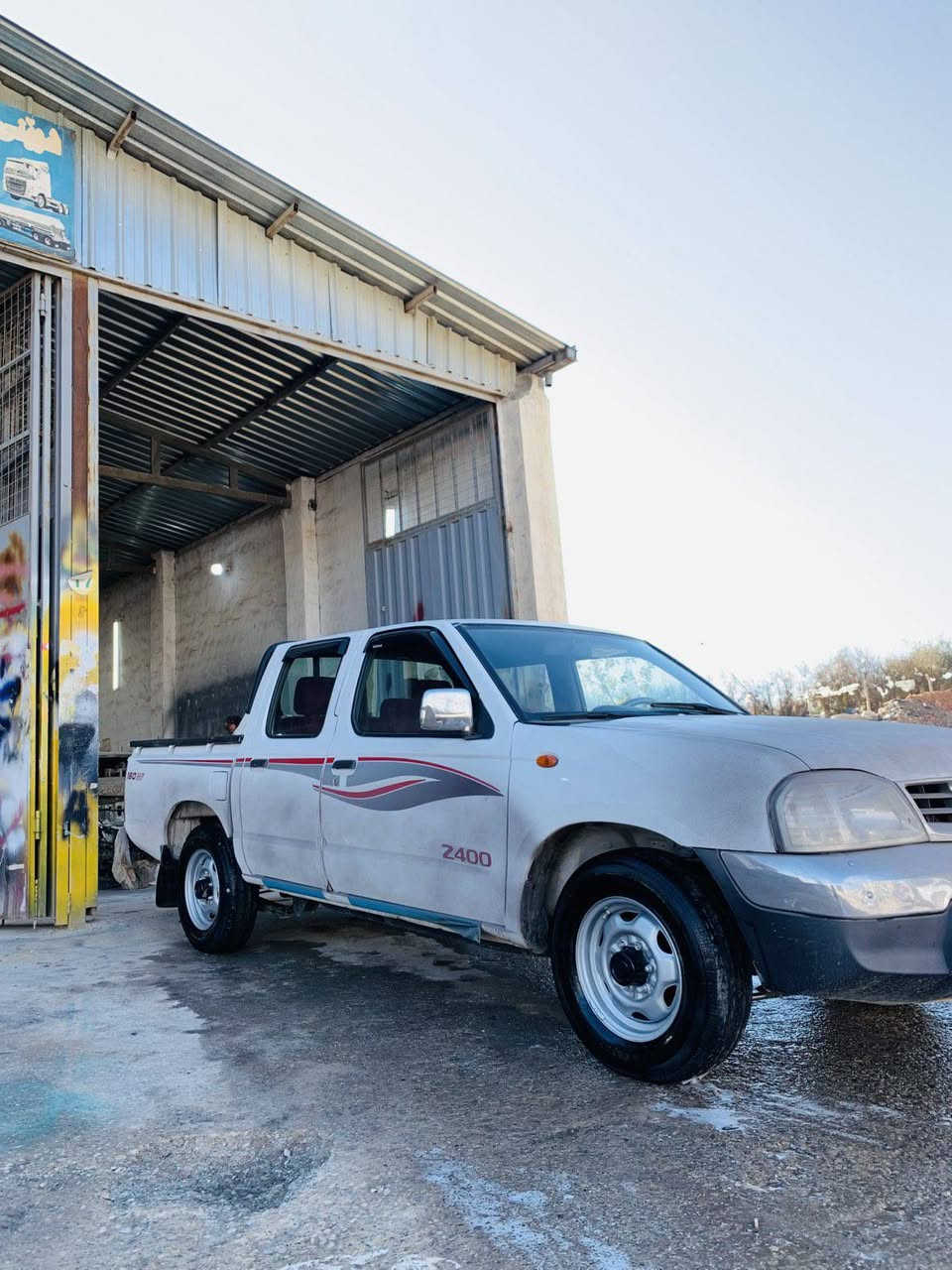 نیسان مۆدێل ۲۰۱۲ ڕەقەم هەولێر ڕەقەم و سەنەوی هەزەو بەڕادی نوێیە بەلای سەیاق وەرگەڕاوە سەقف و بۆنیت و لای سەیاقی کامل بۆیاغە واتە لای سەکنی هیچی پێوە نیە شانسیەکەی کەمێک گرتوە بەشی پێشەوەی بێ بڕانەوە بەس لەحیمە بەناو کردن و وەکالە بەشەرت سەیارەکە وەک شووشەیە ئەکسڵ و تەقەو ڕەقەو گێڕو مەکینەی بەشەرت تەبرید ساردو گەرم بەشەرت کامل مەسرەف کراوە توند و تۆڵە سعری ۹۰ وەرەقەو کەمێک مەجال شوێن کۆیە *********** | *********** كويسينجاك, أربيل
