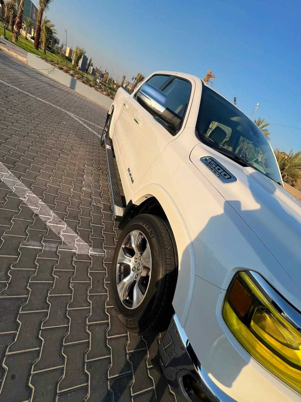 رام لارامي. 
الشكل الجديد. 
‏HEMI. 5.7L. 
قمارتين. 
دبل كير4x4. 
وكالة ليث العبيدي.
موديل 2019. 
فل كامل المواصفات. 
بصمه تشغيل وأبواب. 
 داخليه جلد xشمواه. 
شاشه. 
كاميرا. 
نفقيشن. 
تشغيل عن بعد. 
ممري سيت. 
مثبت سرعه. 
تحكم سكان. 
‏AUX. USB. 
بلوتوث. 
حساسات أمامي وخلفي. 
النقطه العمياء. 
توفير الطاقه A. 
كراسي كهرباء. 
تدفئه وتبريد.  
تدفئة سكان. 
تكييف خلفي. 
لايتات LED بالكامل. 
زنون كامل. 
كشافات. 
غطاء بدي بلادي.
إضاءه جانبيه عالمرايا. 
ويل كب كروم R20. 
ديكورات خشب.
عداد 160 كيلو. 
بيها بارد بالباب عكس السايق والخلفي شي كلش بسيط
عنوان السيآره بصره ما متواجد ع الفيس تصل وتدلل
رقم ***********
سعر سياره 285 بيها مجال جدا قليل.
