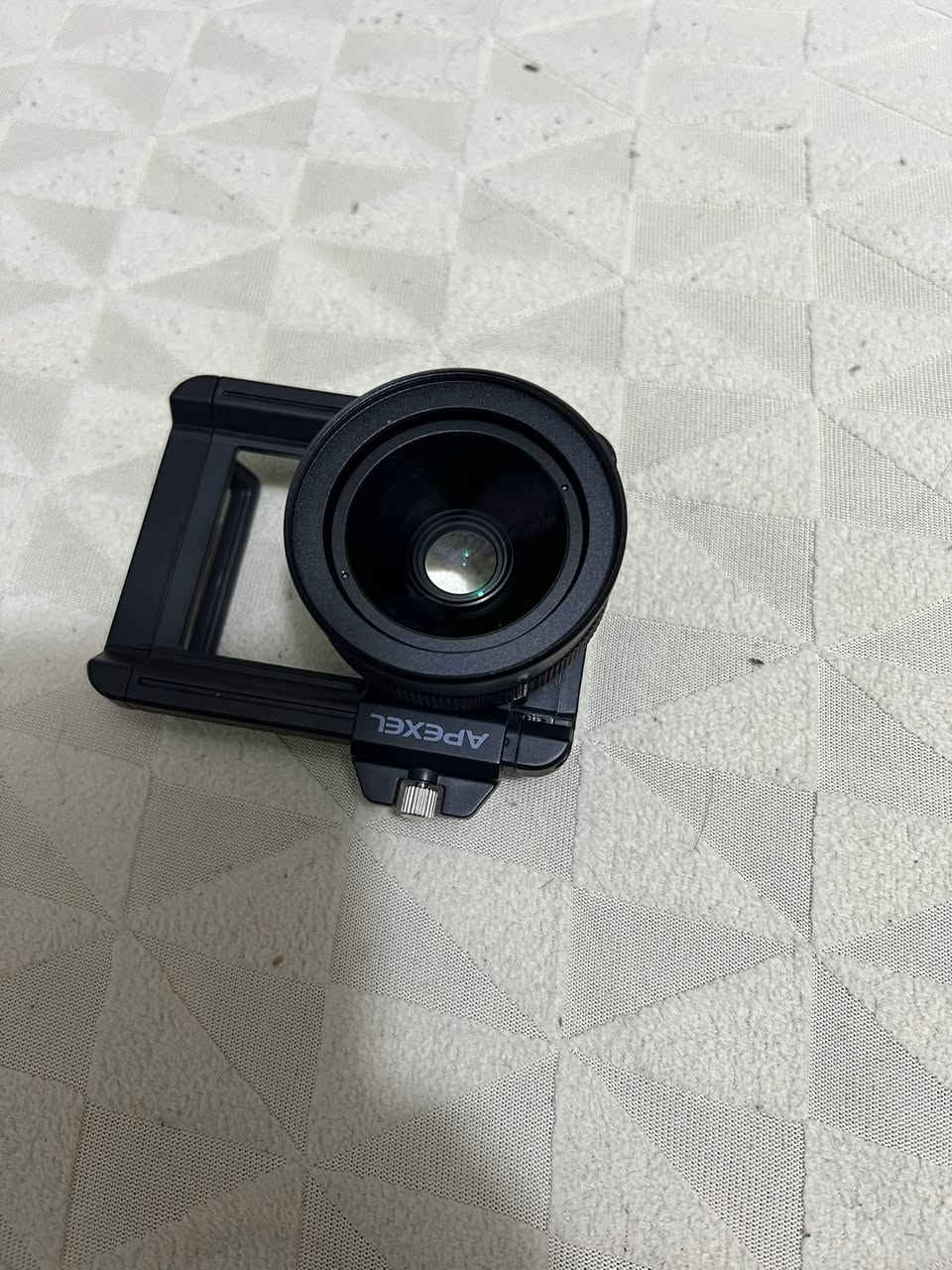 متوفر عدسة تصوير ماكرو للهواتف الذكية من العلامة التجارية Apexel، طراز APL-ZM100.
نوع العدسة: ماكرو (Macro) للتصوير عن قرب. 

التكبير: توفر تكبير بصري قابل للتعديل بمقدار 10-20 ضعف (10-20x). 

المميزات: تأتي مع مشبك لتثبيتها على معظم الهواتف الذكية، وتتميز بفتحة عدسة ثابتة بقيمة f/1.05.


**إذا كنت صاحب هذا الإعلان وتريد حذفه لأي سبب، رجاءا أرسل رسالة إلى الدعم الفني**