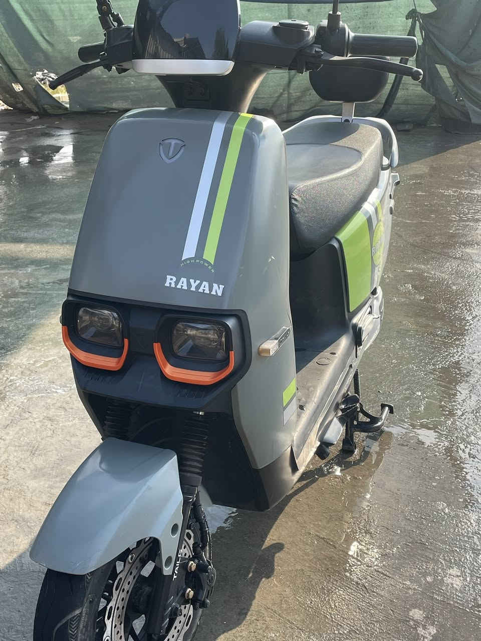 السلام عليكم دراجة ريان ام عيون 6 بطاريات دبل سويج دبل بصمه المسافة المقطوعه 250 كيلو وقابل للزيادة دراجة نظافة مفوله جديده عوزها سايق  مكانها شارع فلسطين ***********
