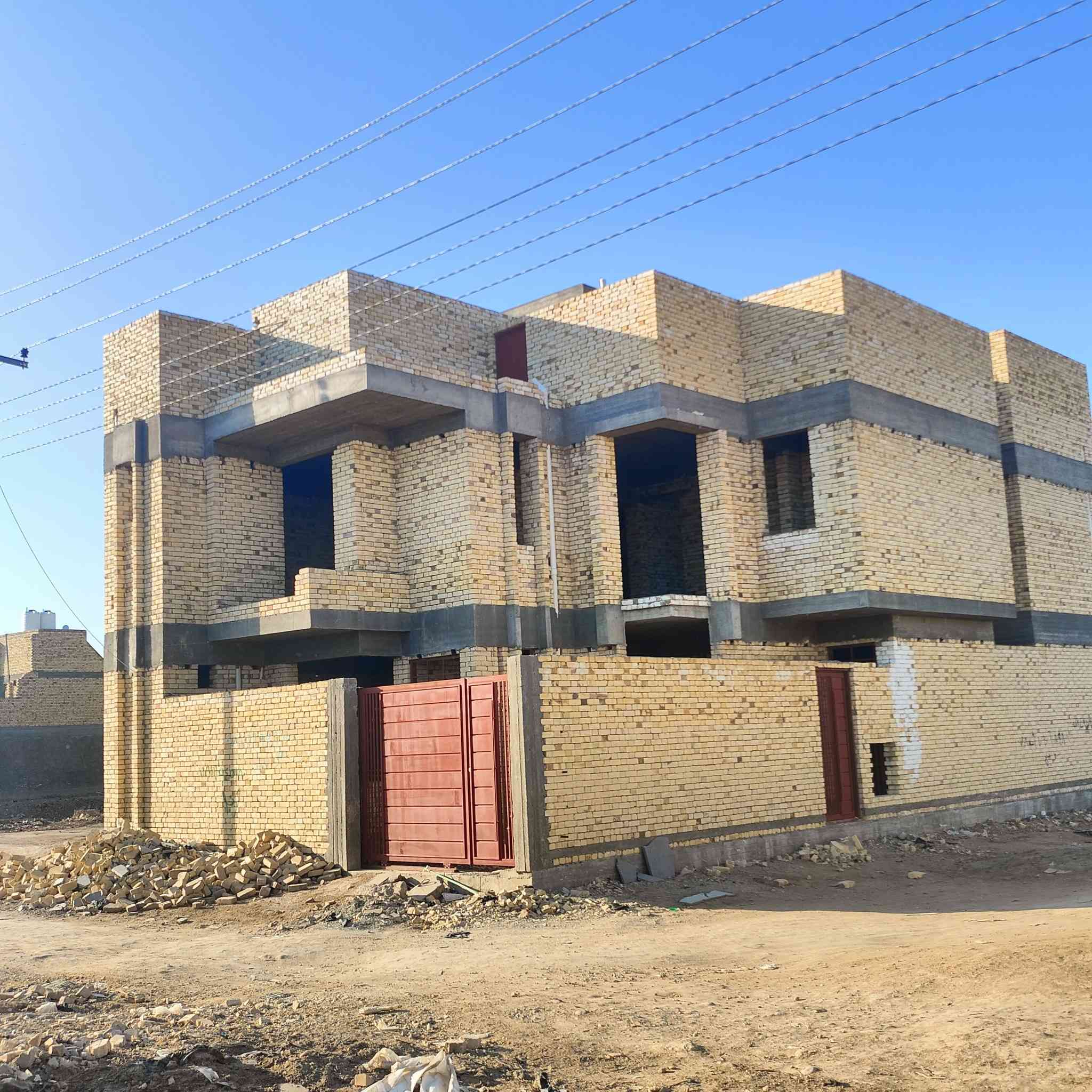 ​🏡 بيت ركن مميز للبيع – موقع استراتيجي
📍 الموقع: خلف مركز الكرادي (أول بلوك)، قريب جداً من الكراج الموحد.

🔢 رقم الدار: 9344

​📐 المساحة والأبعاد:

​المساحة الإجمالية: 200 متر مربع (ركن).

​الواجهة: 10 متر.

​النزال: 20 متر.

​نوع الأساس: رفت بارتفاع 40 سم (بناء متين وجاهز).

​🧱 تفاصيل وفضاءات الدار:

​👇 الطابق الأرضي:

​استقبال واسع.

​صالة + هول.

​مطبخ.

​غرفتين نوم.

​مجموعات صحية (داخلية وخارجية).

​👆 الطابق الأول:

​غرفتين نوم.

​صحيات.

​جناح خاص يحتوي على: (غرفة كبيرة تطل على الشارع + غرفة ثانية + هول ومطبخ صغير + حمام داخلي).

​** Rooftop | السطح:**

​بيتونة كبيرة.

​شتايگر درجة أولى (تطبيگ كامل).

​ستارة عالية توفر خصوصية تامة.

​📞 للاستفسار ومعاينة البيت، يرجى مراسلتنا أو الاتصال على الرقم:

[*********** يتوفر وات ساب ]
