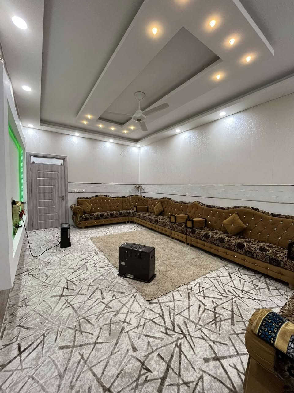 ----- عقارات الموصل الحدباء -----

                   🏤 دار للبيع 🏤 
🌍حي الفلاح الاولى مدخل الملعب قرب جامع عزيز الغفور ..🌍✨🌟

🔴 مساحة الدار 200 متر 

🔴 واجهة 10 متر 

🔴 عرض الشارع 10 متر 

🔴 بناء حديث وممتاز جدا 

🔴 يحتوى الطابق الاول غرفتين نوم 
     والطابق الثاني 4 غرف نوم 
🔴 نظام دكتات 

🔴سند زراعي طابو الزهور مسجل بلدية في قطاع الحدباء 
    بأسم صاحب الدار نفسه...

            ///////////////////////////////////////
 لمعرفة التفاصيل والسعر الاتصال على الرقم

                          ***********

🔵 نستقبل جميع طلباتكم وعروضاتكم...
