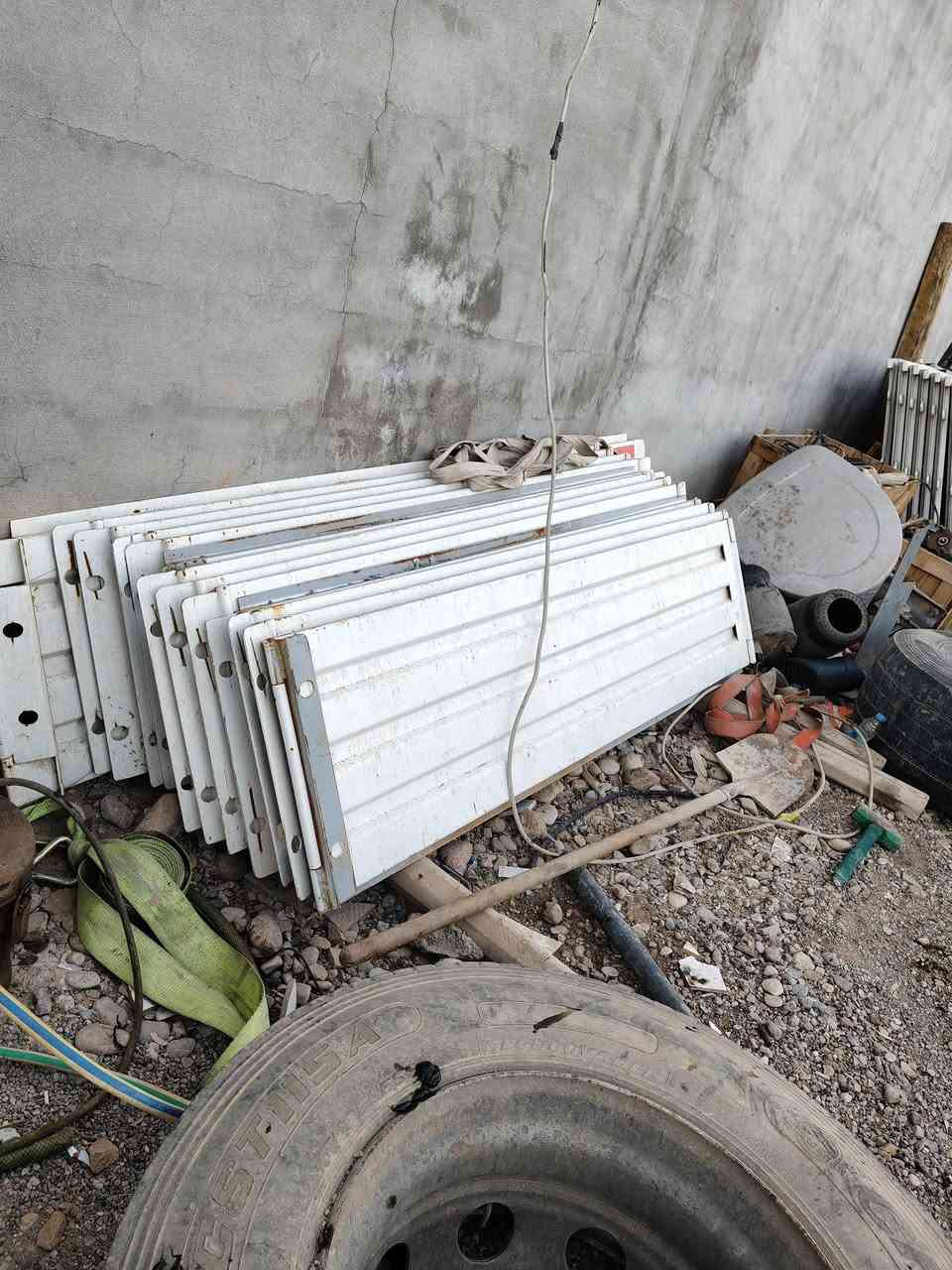 للبيع عربانه حداده غسان 2024 طول 13و60مع  جناب ارتفاع 165 متر و 65سم. الجناب مامشتغل ولا درب تخم تايرات عربانه جاهزه للشغل فصخ وربط سليمانيه السعر 210$ دفترين و 10 مكان العربانه طوز صلاح الدين اي استفسار الاتصال ع الرقم: ***********
