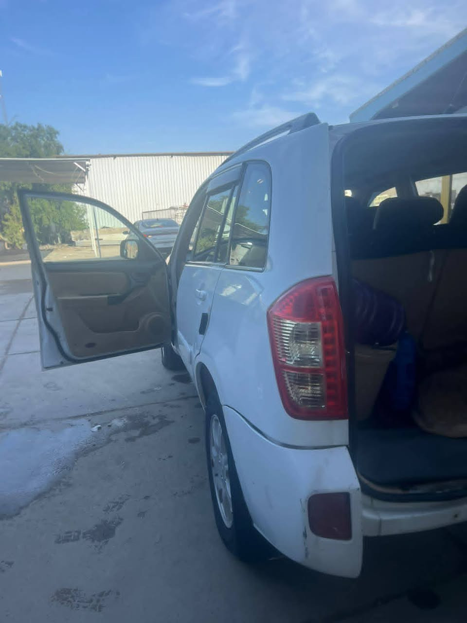 سلام عليكم ورحمة الله وبركاته من رخصت صاحب الكروب المحترم عندي سياره شيري تيكو لون ابيضّ صدفي
السياره كير مكينه حداديه مكفوله شرط الفحص 

السياره مو ديل ٢٠١٣ سونارها موجود 

سنويه ٢٠٣٠ يعني انسه 
بيها كم نقص بصيط جدآ 
١- تك لايت ظبابي محترك فقط امامي 
بيها خياس بل جاملغ الخلفي الأيمن بصيط جدآ وهاذ الشي معروف بلتيكو 

السياره بيها شاشه اصليه ودوشمه  جديده 
وتخم تاير جديد سبير كذالك 
السعر ٦٥ ورقه بيها مجال للطيبين 
عنوان السيارة حي بابل  الرقم ***********  تحياتي 🤍 ‏
