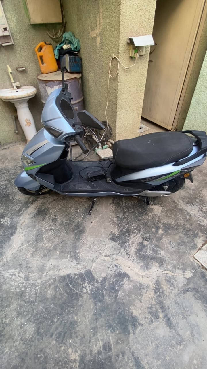 دراجه سكنس شحن للبيع دراجه نضيفه نازله منرمبه شهرين صارلها سويج بصمه 6 بطاريات ماناقصها اي شي نضيفه حيل 
السعر 850 وبيها مجال بسيط مكاني بغداد تواصل واتساب *********** او مازنجر
