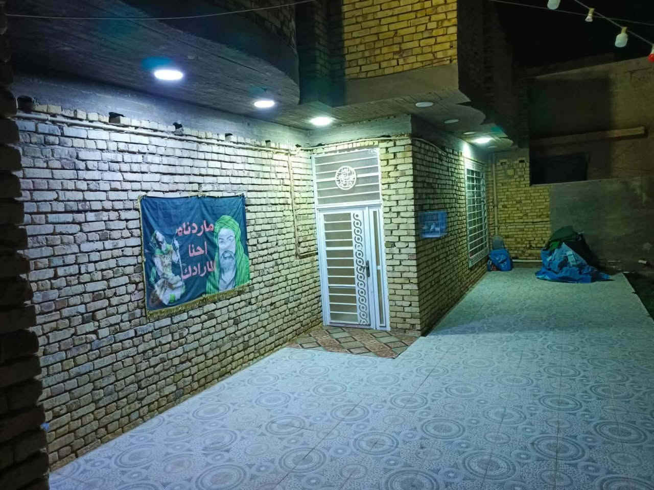 السلام عليكم 

دار للبيع في حي الحكيم نزلت الشهيد نزار او شركه كاله

المساحه الكليه 700 م 

مساحه البناء 400م 
حديقتين اماميه وخلفيه 

4غرف كبار طابقين 
صالتين كبار 
مغاسل داخلي وخارجي 

***********
