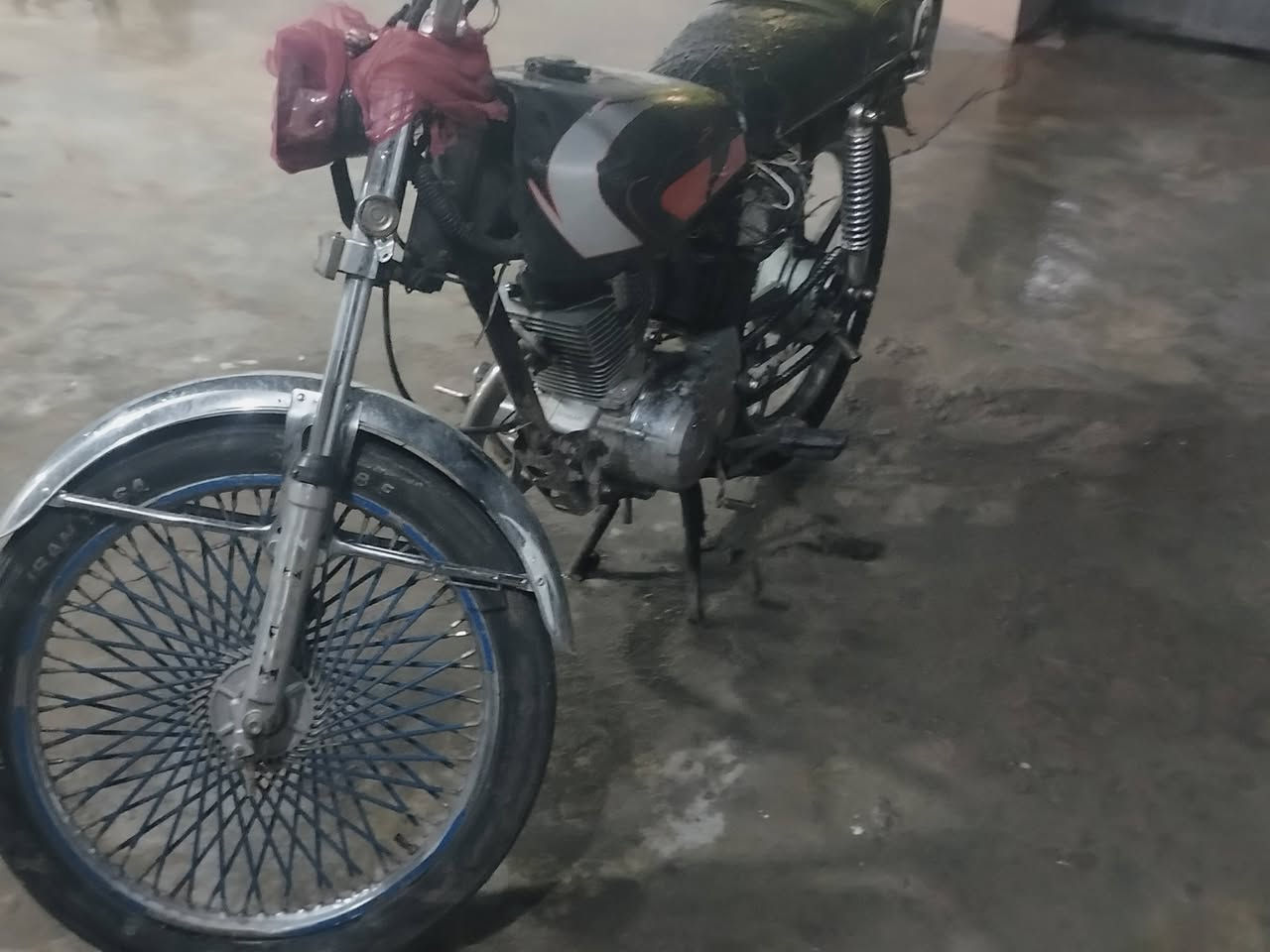 السلام عليكم اخوان هذا دراجه للبيع موديل 15 روبار 5كير سعره 175 بي مجال قليل ***********
