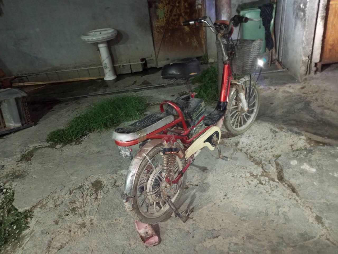سلام عليكم دراجه شحن ربع باتري نضاف تايرات جوبلس جدد كهربائيات شغاله ***********  *********** سعره 150بيه مجال
