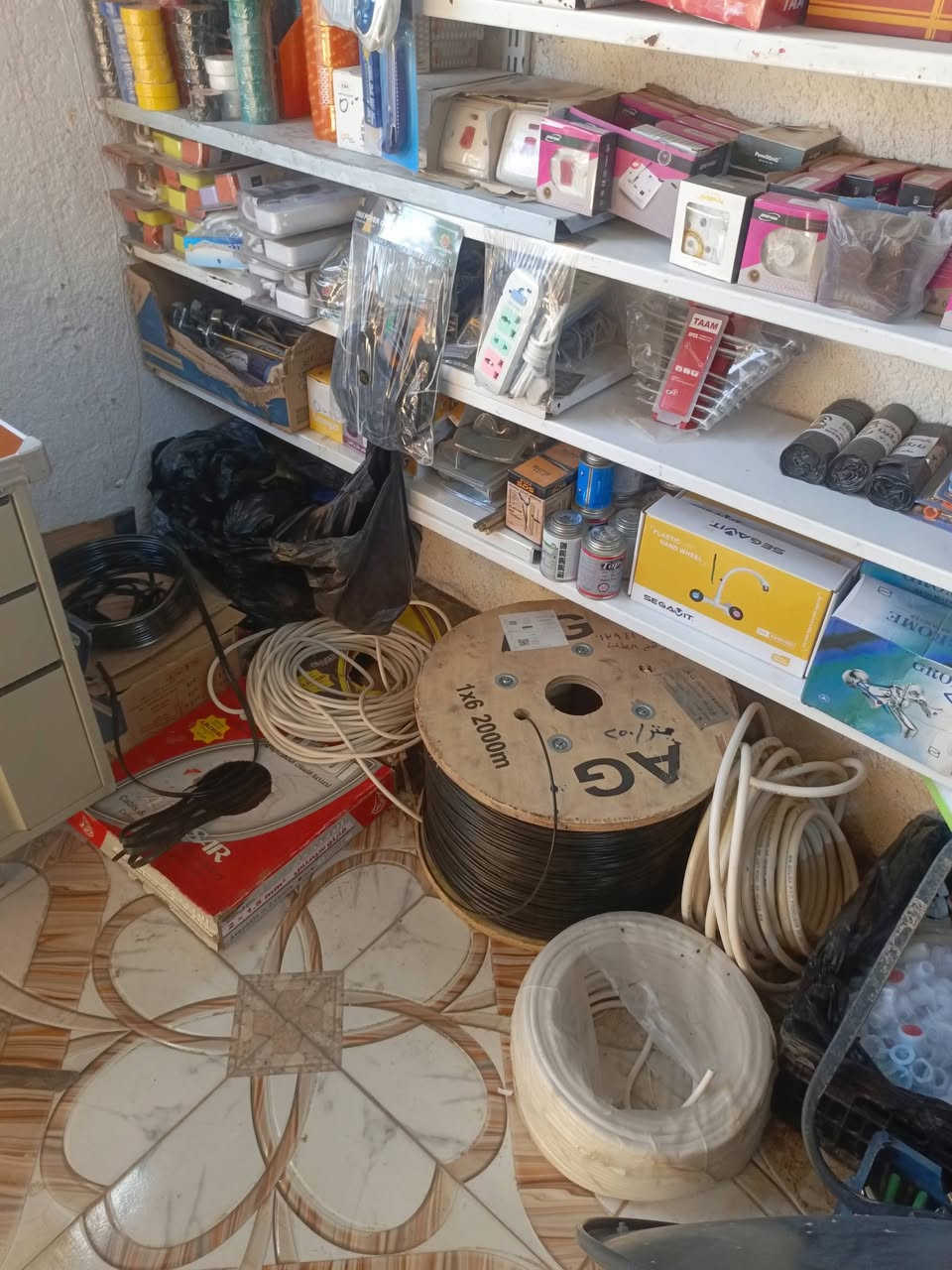 عندنا اغراض الانشائيه في العماره في الف دار للبيع ***********
