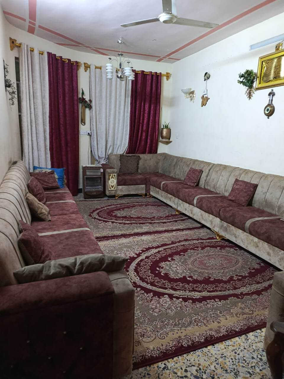 سلام عليكم ورحمة الله..

بيت للبيع طابو ملك صرف تحويل مباشر بسم الشاري 📑 

تفاصيل البيت…👇🏻
مساحة 150 متر 🏠 
يحتوي علا 6 غرف نوم 🛌 
يحتوي علا صحيات وخدمات عدد4 في الطابقين 🚽 🛁~
استقبال 4*6 
مطبخ 4*3
صالة مفتوحة مع الدرج 
البيت نصف الخلفي قديم عكادة مرمم ونضيف والنصف الامامي صب مسلح~
عنوان البيت//الشعب-قرب سوق الصبح قرب شارع الصحة//السعر اتصل او راسل خاص واني بلخدمة😇
هاتف/*********** بغداد, العراق

