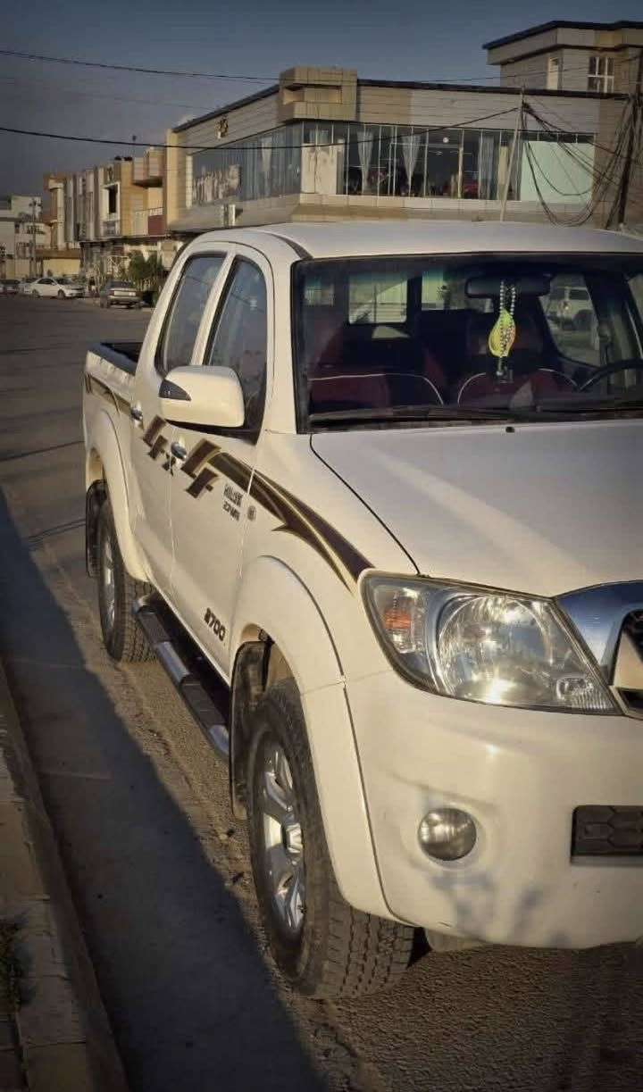 توێتا هایلۆکس مـودیل 2009 سعودی ناو سور  گێر عادی 270km هەقیقی ڕۆشـتووە توند و تۆڵ دەعامی بۆ دەعامی بەشەرت پیش و پشت کەپس دەرگای سایەق و دوای سایەق گۆراوە بیلاد کراوەتەوە سەری سەنەوی بەسەرچووە بەناوی خۆمانەوەیە 230 هەزار غەرامەی لەسەرە دوای مەعامەلە پارەی خۆت وەرگرە سعری 185 مەعامەلە  
***********
