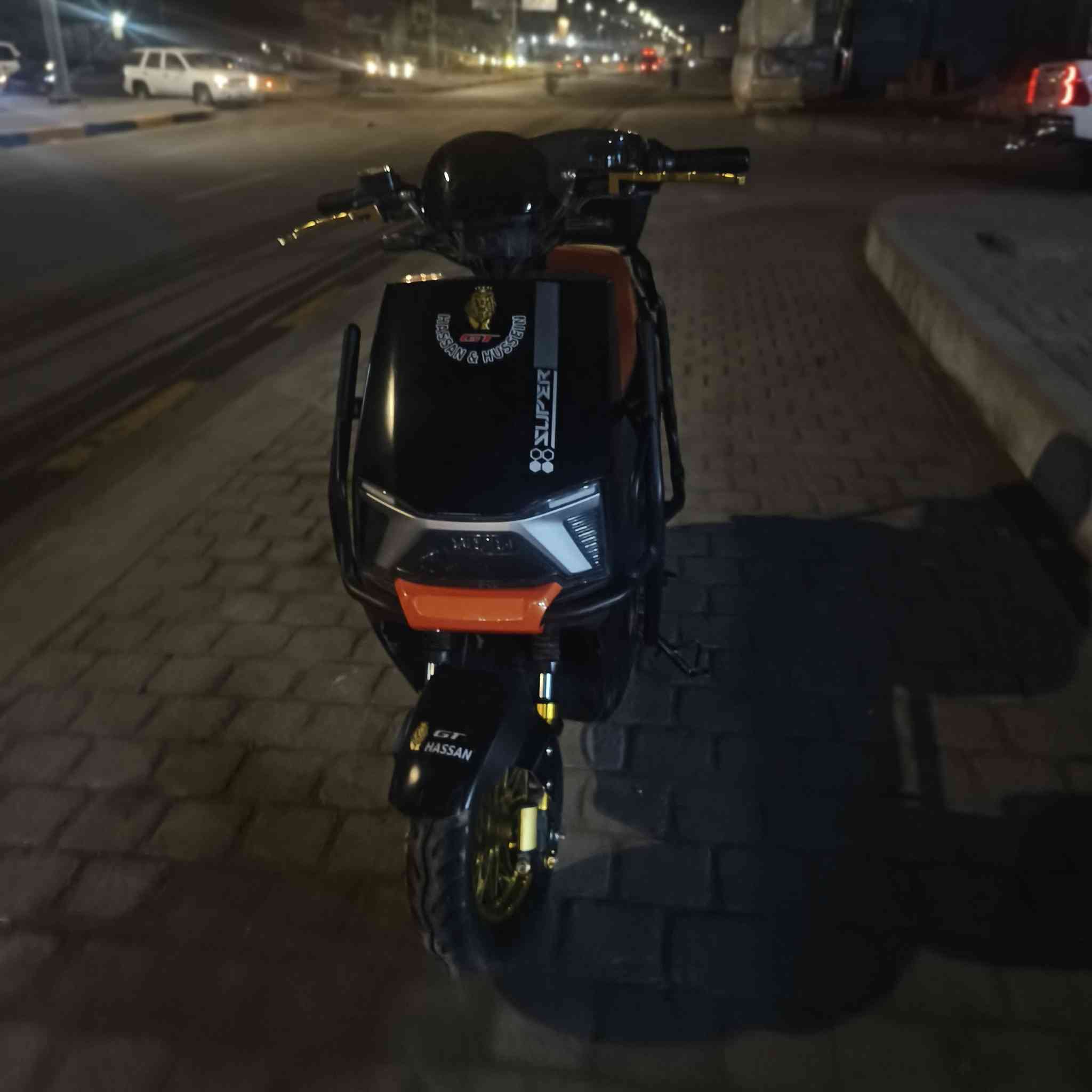 سلام عليكم دراجه شحن للبيع المواصفات سكنس نوع GT الجيل الثالث كامله مكمله ولا نقص بيه تجي وتشوف بعينك بطاريات 6 كبار شغاله وكلشي وشاحنته وياه السعر 800 وبين مجال للتواصل ***********
