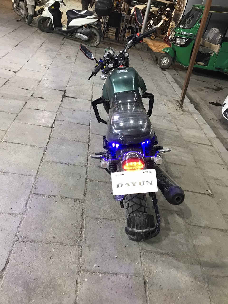 دراجة لايتي جديدة اخت زيرو مكفولة اوراق موجودة لا مفتوحة ولا تبخير ولا نضوح ولا مشتغله دلفري لايت زنون عالي ناصي يعمي بيها مكاني البياع***********
