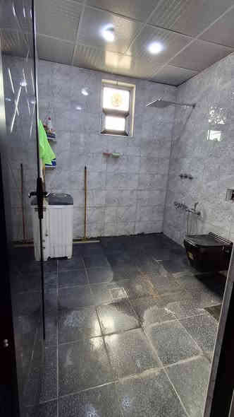 السلام عليكم نصف دونم طابو ملك صرف واجهة ١٧ ونص م ونزال ٦٥م فيه دار بناء سنة ٢٠٢٥ مساحته ١٦٠م يتكون من ٦ غرف الطابق الثاني ٤ نوم + خدمات وحولي والطابق الأول ٢غرف نوم وخدمات + مطبخ + استقبال  + حولي
بناء درجة أولى 
العنوان بغداد عرب جبور مجمع السفير
السعر 400 وبي مجال 
***********
