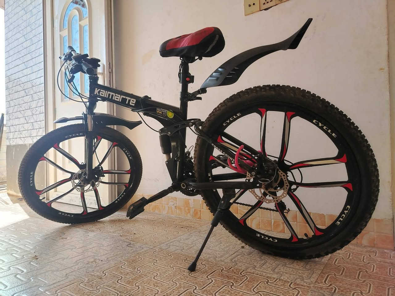 السلام عليكم 
باسكل للبيع جبلي 
حجم 26
دبلات ورا وكدم 
كير الأمامي3 والخلفي7
ينطوي باسكل غني عن التعريف 
السعر 100 وقابل للتفاوض 
للاستفسار الاتصال على الرقم *********** أو عل خاص
