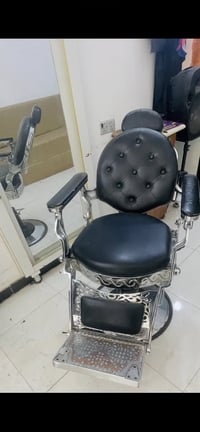 كرسي ملكي • جلد نضيف • بغداد العببدي