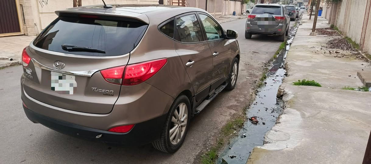 توسان 2010 وارد امريكي 
بانوراما 
محرك 2400 دوش
كير توماتيك
ويل 18
السعر المطلوب 130
كلين بدون حادث 
***********
***********
