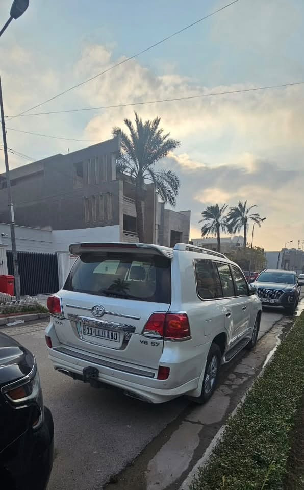 من رخصة الادمنية
لاندكروز 2012 VXR بريمي 

تويوتا لاندكروزر VXR 2012 (وارد البريمي)
المواصفات العامة:
 الموديل: 2012
 الفئة: VXR (فل كامل - أعلى فئة)
 الوارد: البريمي (بهوان)
 المحرك: 8 سلندر (V8) بسعة 5.7 لتر (المحرك الكبير)
 ناقل الحركة: أوتوماتيك 6 سرعات مع خاصية التبديل اليدوي (تبترونك)
 نظام الدفع: دفع رباعي مستمر (4x4) مع دبل خفيف وثقيل ونظام زحف (Crawl Control)
🌟 أبرز المواصفات الخارجية:
 فتحة سقف كهربائية.
 أنوار أمامية زينون (HID) مع غسيل للأنوار.
 إضاءة نهارية LED وكشافات ضباب.
 جنوط ألومنيوم مقاس 18 إنش.
 خطوط هيكل جانبية (خطوط البريمي المميزة).
 جناح خلفي وسلة علوية (حنايا عفش).
 عتبات جانبية مضيئة.
 حساسات أمامية وخلفية للمساعدة على الوقوف.
🛋️ المواصفات الداخلية والراحة:
 مقاعد جلد فاخرة (تحكم كهربائي لمقعد السائق والراكب).
 شاشة ملاحة (Navigation) أصلية تدعم خرائط الخليج.
 شاشة ترفيهية خلفية (سقف) لركاب المقاعد الخلفية.
 كاميرا خلفية للمساعدة في الرجوع للخلف.
 نظام صوتي فاخر (JBL) مع مشغل CD/DVD وبلوتوث.
 ثلاجة وسطية لتبريد المشروبات.
 تكييف مركزي أمامي وخلفي (تحكم منفصل للركاب).
 نظام تشغيل ذكي (بصمة) ودخول ذكي بدون مفتاح.
🛡️ أنظمة الأمان والسلامة:
 نظام الفرامل المانعة للانغلاق (ABS) ونظام توزيع قوة الفرملة (EBD).
 نظام التحكم في ثبات المركبة (VSC).
 وسائد هوائية (ايرباج) محيطية كاملة (أمامية وجانبية وللركب).
 نظام المساعدة على صعود ونزول المرتفعات.

 العداد (الممشى): [250 الف] كم
 حالة البدي: [مكفول]
 حالة المحركات: [سليم لا يوجد اي فتح]
 الاستمارة والفحص الدوري: [سارية ومجددة]
📍 مكان المعاينة: [بغداد]
📞 للتواصل والاستفسار (واتساب أو اتصال): ***********
***********
