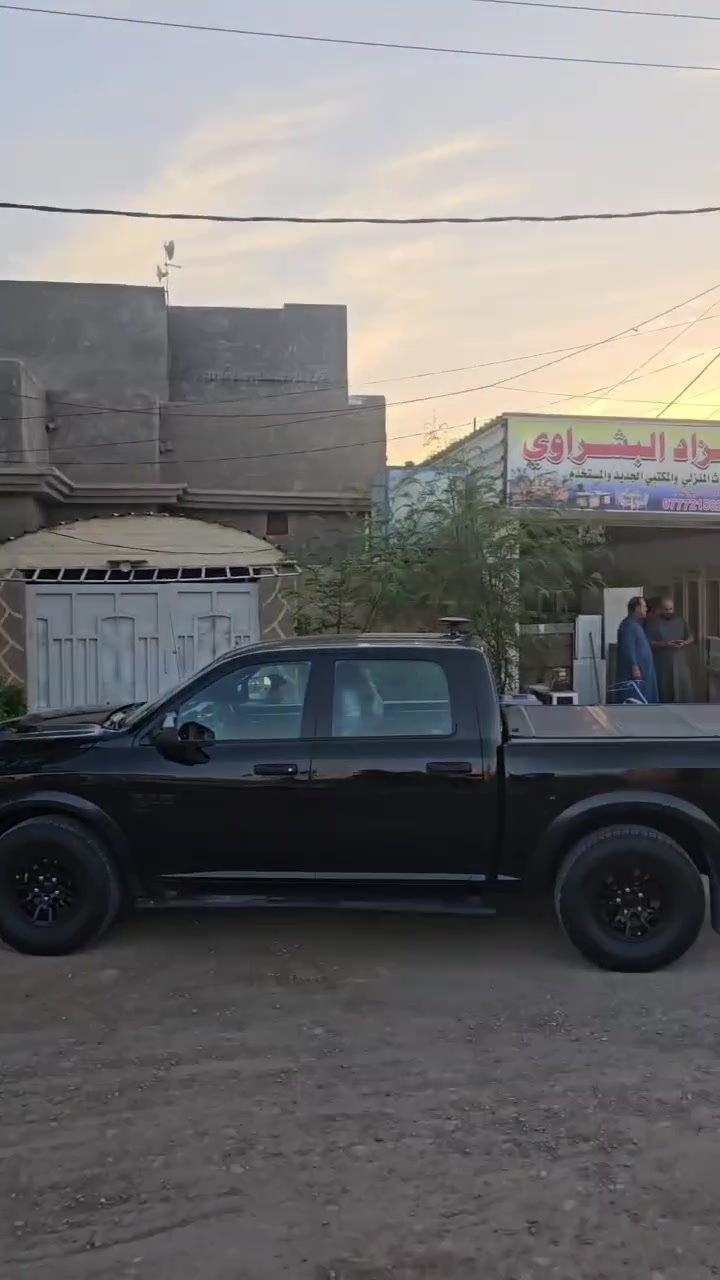بيت ركن  تجاري  ٣٥٠ متر للبيع    واجهته ١٧ونص نزال ٢٠متر  
ع شارع الحولي شارع عمر ابن عبد العزيز 
عادي ابيع كله او. ١٥٠ بصف الركن  
للتواصل 
***********
