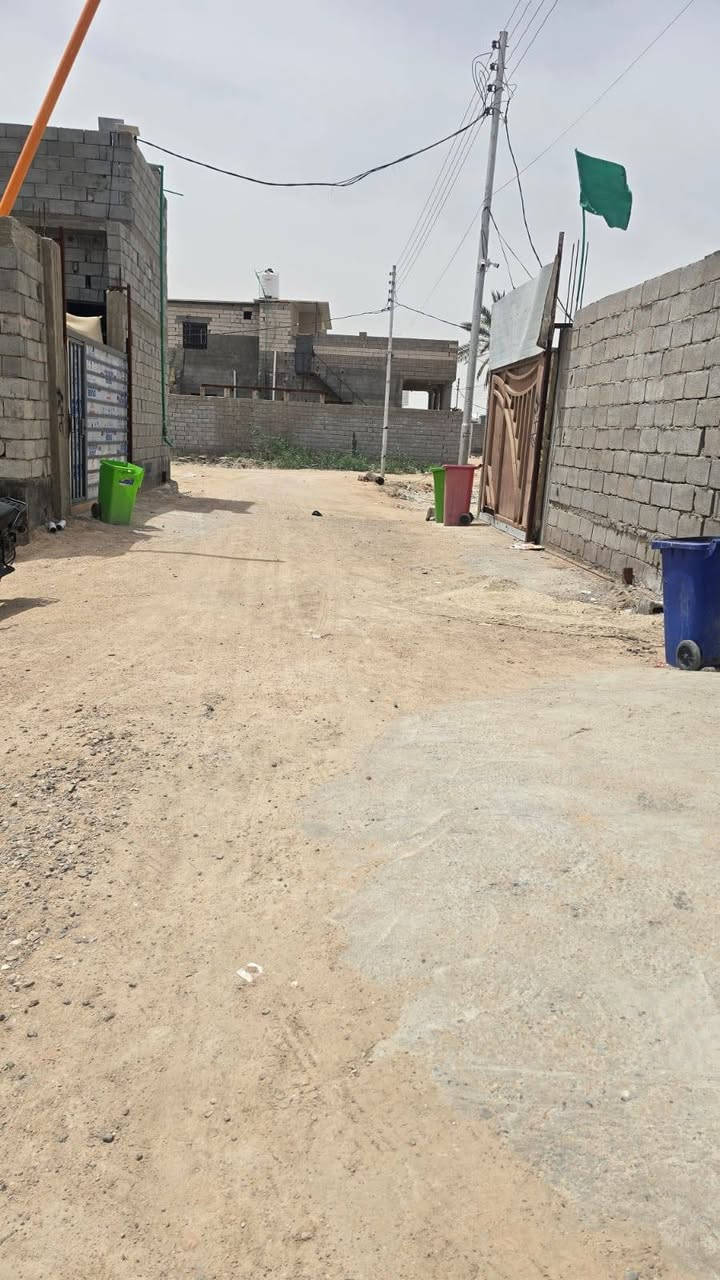 دارسكن وقف سني اصولي مسجل المساحة 210متر العنوان بصره أبي الخصيب منطقه ابو كوصره  يتكون بيت من غرفتين ودواني وصاله ومطبخ وصحيات داخليه وخارجيه وكراج يوسع سيرتين  بيت حديث سكف كونكريت مسلح سعر 68مليون الاستفسار أكثر اتصل ***********
