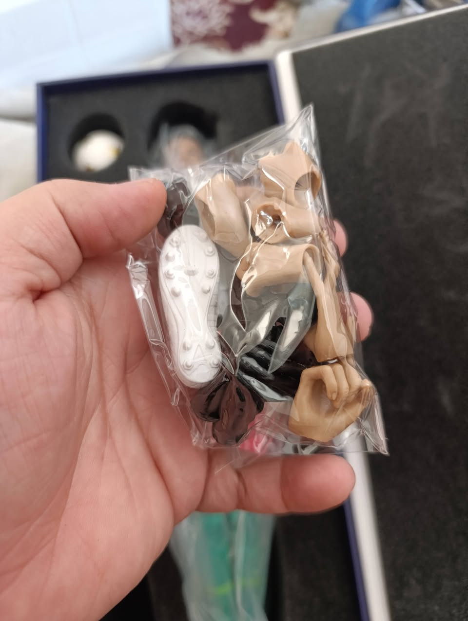 ⚽ مجسم كريستيانو رونالدو – بحالة ممتازة ⚽
لعشاق كرة القدم وجامعي المجسمات 🔥
مجسم رائع للاعب الأسطوري Cristiano Ronaldo بزي منتخب البرتغال.
✅ ارتفاع حوالي 30 سم
✅ مفاصل متحركة لعمل وضعيات مختلفة
✅ ملابس قماش واقعية
✅ مع كرة قدم
✅ تفاصيل دقيقة جداً
✅ مع اكسسوارات اضافية 

💥 مناسب للعرض أو لهواة جمع المجسمات.
📩 للاستفسار أو الشراء راسلني على الخاص


**إذا كنت صاحب هذا الإعلان وتريد حذفه لأي سبب، رجاءا أرسل رسالة إلى الدعم الفني**